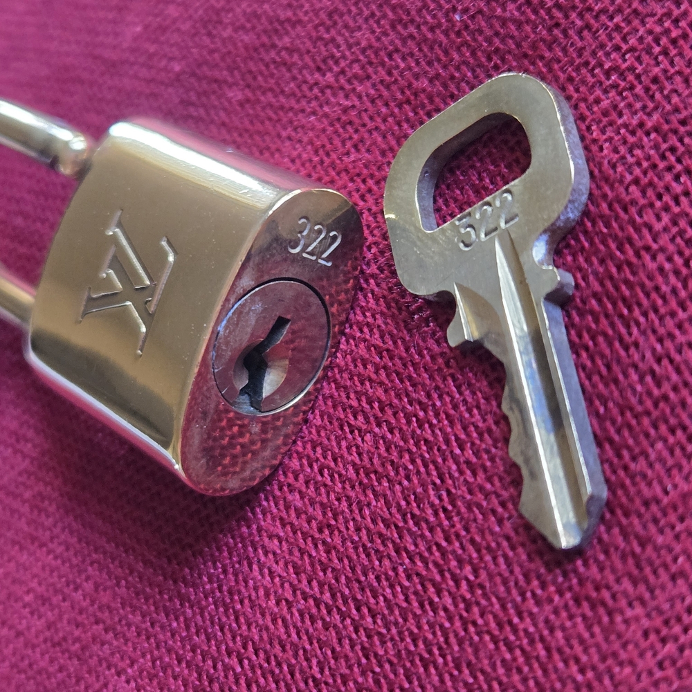 Louis Vuitton Lock And Key #322 With Lavender Bagcharm - Picture 7 of 9